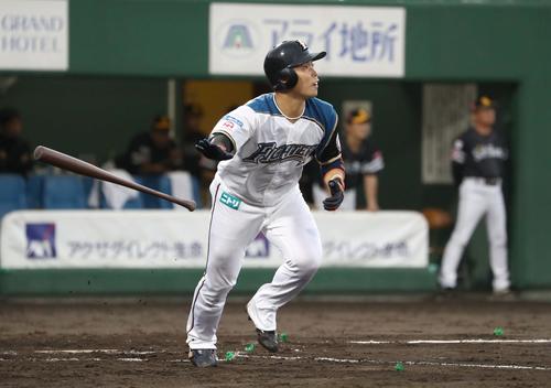 日本ハム対ソフトバンク　6回裏日本ハム2死一、二塁、右中間に2点適時三塁打を放つ近藤（撮影・黒川智章）
