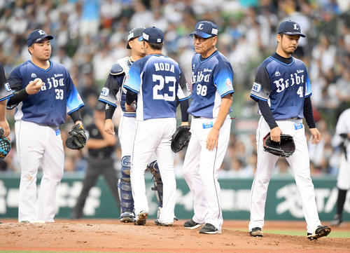 西武対ロッテ　6回途中でマウンドを降りる西武の先発本田（撮影・たえ見朱実）