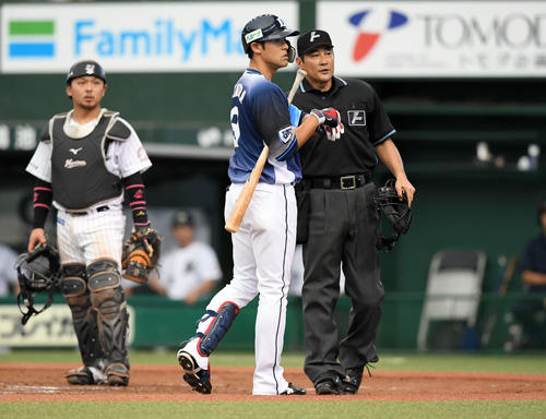 西武対ロッテ　8回裏西武1死一、二塁、ボールが当たったと本田球審にアピールするも空振り三振に倒れた木村（撮影・たえ見朱実）