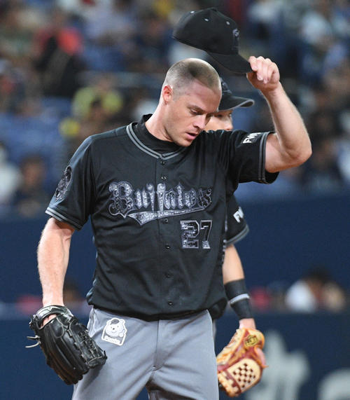 オリックス対楽天　5回表楽天無死二塁、島内宏明に適時二塁打を浴びがっくりするアルバース（撮影・渦原淳）