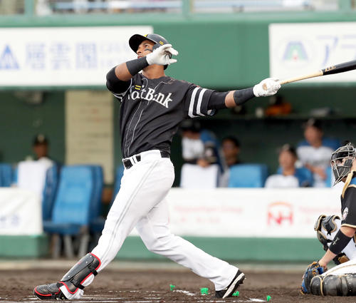 6回表ソフトバンク2死、グラシアルは左越え本塁打を放つ（撮影・佐藤翔太）