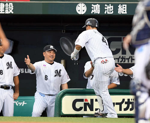 西武対ロッテ　5回表ロッテ1死、右越えに2号ソロ本塁打を放った藤岡裕大を迎える井口資仁監督（撮影・たえ見朱実）