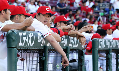 広島対ヤクルト　ベンチで試合を見つめる大瀬良（撮影・栗木一考）