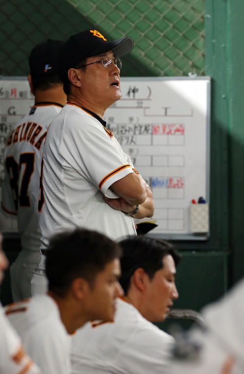 巨人対阪神　6回裏巨人2死満塁、小林（手前右）が三振に倒れ厳しい表情の原監督（撮影・垰建太）