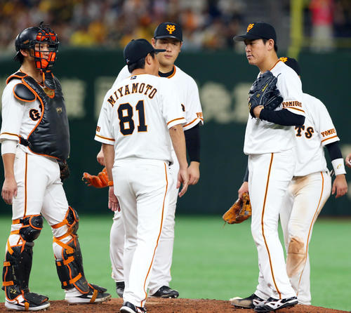 巨人対阪神　6回表阪神1死一、三塁、糸原に四球を与え満塁とした桜井（右）は宮本コーチ（中央）と言葉を交わす（撮影・垰建太）