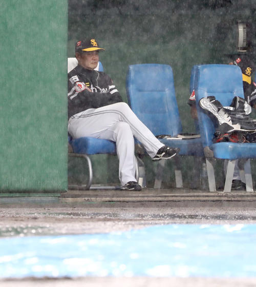 日本ハム対ソフトバンク　8回表、降雨で中断しベンチでグラウンドを見つめる工藤監督（撮影・黒川智章）