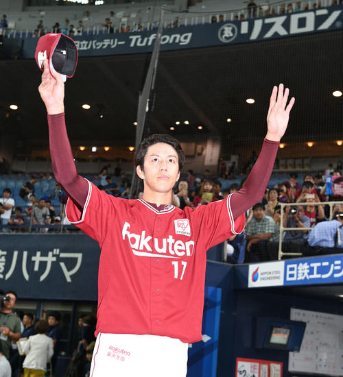 オリックス対楽天　ファンの声援に応える楽天岸孝之（撮影・渦原淳）