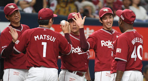オリックス対楽天　ウイニングボールを渡さぬ松井裕樹のいたずらに苦笑いの岸孝之（右から2人目）（撮影・渦原淳）