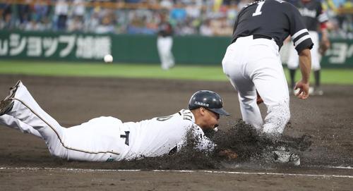 日本ハム対ソフトバンク　6回裏日本ハム2死三塁、遊前内野安打で一塁にヘッドスライディングする中田（撮影・黒川智章）