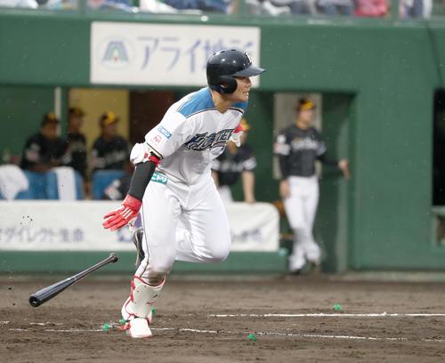日本ハム対ソフトバンク　6回裏日本ハム2死一、二塁、右前適時打を放つ清宮（撮影・黒川智章）