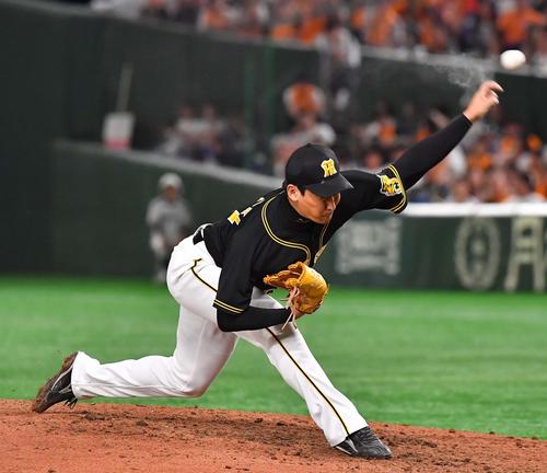 巨人対阪神　阪神3番手で登板する岩崎優（撮影・上田博志）