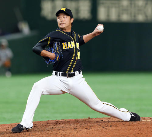 巨人対阪神　6回裏巨人1死一、二塁、阪神2番手で登板し力投する島本（撮影・垰建太）