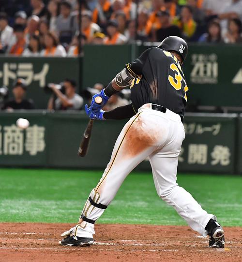 巨人対阪神　4回表阪神1死、右前安打を放つマルテ（撮影・上田博志）