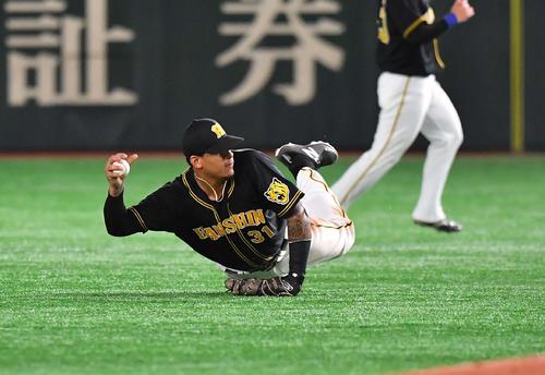 巨人対阪神　4回裏巨人2死一、二塁、桜井俊貴の打球に飛びつき寝たままの送球でアウトに仕留めるマルテ（撮影・上田博志）