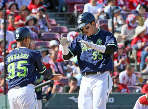 4回表ヤクルト無死、左中間に本塁打を放った村上。左は土橋コーチ（撮影・栗木一考）