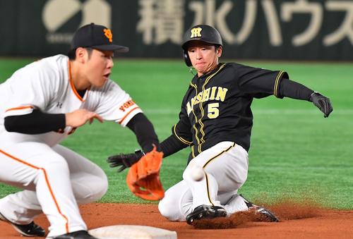 巨人対阪神　6回表阪神1死二塁、三盗に成功する近本。三塁手は岡本（撮影・上田博志）