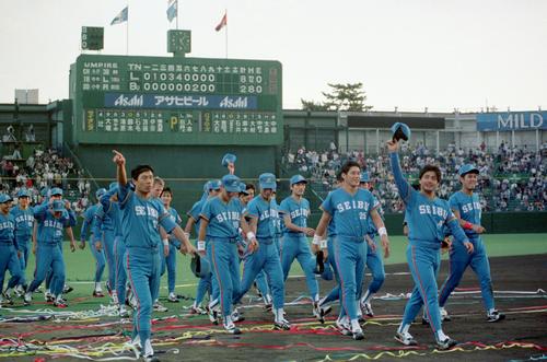 工藤公康を先頭にV5を達成した西武のナインがグランドを1周する（1994年10月2日）