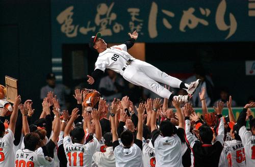 4勝3敗で阪神を破り4年ぶりの日本一に輝き選手の手で胴上げされるダイエー王監督（2003年10月27日）