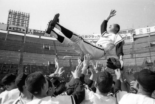 66年、南海・鶴岡一人監督は、パ・リーグの優勝を決め胴上げされる