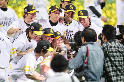 優勝を決めて記念撮影する内川聖一（下）、川崎宗則（上）ら（2011年11月20日）