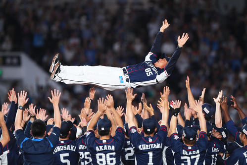 ロッテ対西武　リーグ優勝を決め胴上げされる西武の辻監督（撮影・足立雅史）