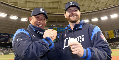 初勝利を挙げたニールと握手を交わす西武辻監督（2019年4月2日）