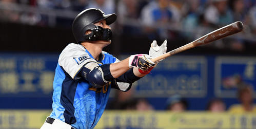 栗山はプロ通算100号となる勝ち越しの右越え2点本塁打を放つ（2019年8月11日）