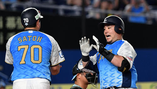 2ランを放った山川は笑顔で生還し佐藤コーチとタッチを交わす（2019年8月12日）