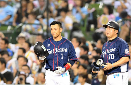 右安打を放つ栗山巧。球団新記録の1807安打をマーク（2019年8月31日）