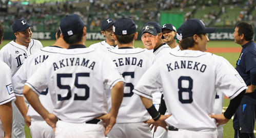 西武対ソフトバンク　辻監督のお面を付けてナインに話をする西武熊代（中央）（2019年9月11日）