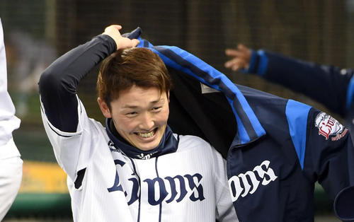 試合前、笑顔を見せる西武源田（2019年4月12日）
