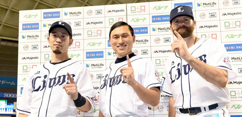 お立ち台でオードリー春日俊彰（中央）とポーズを決める、西武外崎とニール（2019年9月18日）