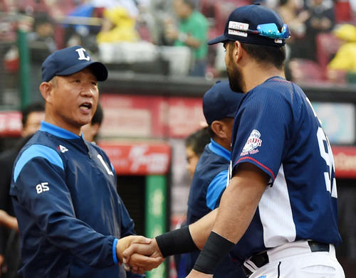 楽天に勝利し西武メヒアと握手を交わす辻監督（2019年9月23日）