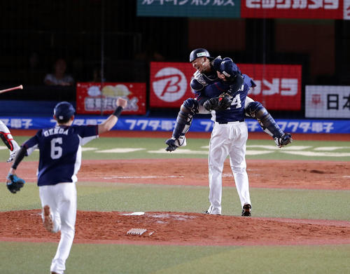 ロッテ対西武　優勝を決め、笑顔で増田（手前）に抱きつく森（撮影・浅見桂子）