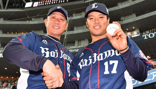 プロ初勝利をあげ勝利球を手に辻監督と笑顔で握手を交わす松本航（2019年5月19日）