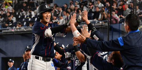 同点となる右越えソロ本塁打を放った戸川は生還しナインとタッチを交わす（2019年5月31日）