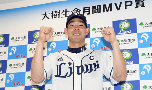 月間MVPに選出され笑顔を見せる西武秋山