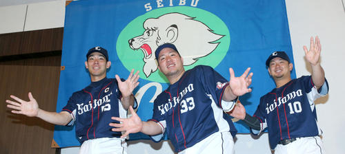 オールスターに選出され、「どすこいポーズ」を決める、左から西武秋山、山川、森（2019年6月）