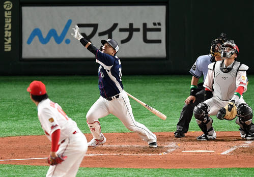 右越え2点本塁打を放つ森。投手大瀬良（2019年7月12日）
