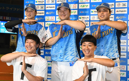 400号となるサヨナラ本塁打を放った中村はお立ち台で、金子侑と平良とTポーズ。手前はチョコレートプラネット（2019年7月19日）