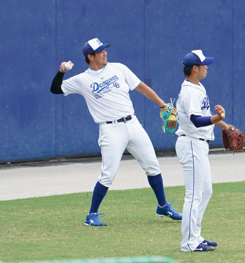 2019年9月13日、明るい表情でキャッチボールをする松坂（撮影・森本幸一）