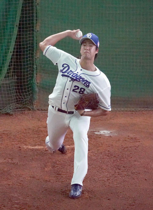 ブルペンで投球練習する梅津（撮影・森本幸一）