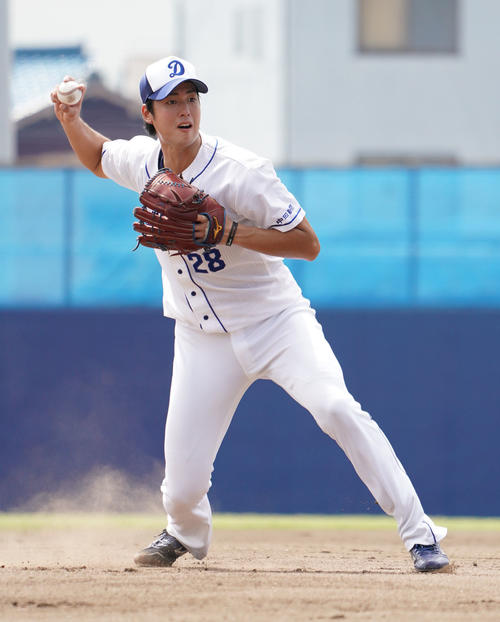 中日投手練習　軽快な動きでノックを受ける梅津（撮影・森本幸一）