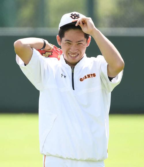 笑顔で帽子を被り直す巨人高橋（撮影・山崎安昭）