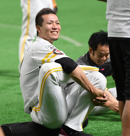 笑顔で調整する千賀（撮影・今浪浩三）