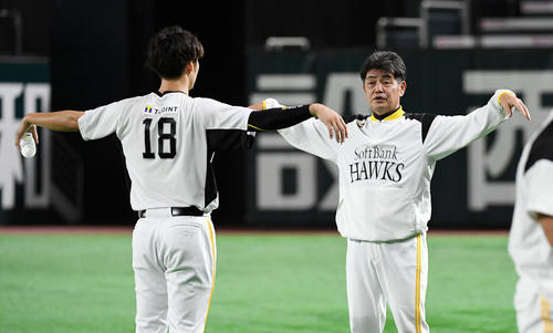 ソフトバンク情報　武田にアドバイスする工藤監督（撮影・今浪浩三）