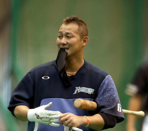 打撃練習後、引き揚げる日本ハム中田（撮影・佐藤翔太）