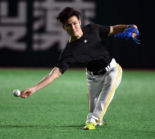 キャッチボールで入念に調整する高橋礼（撮影・今浪浩三）