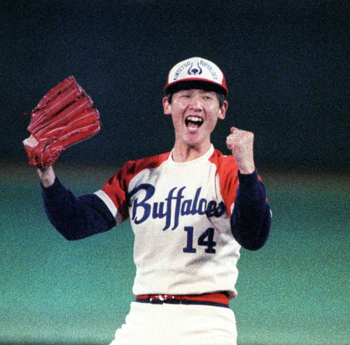 パ・リーグ優勝を決めガッツポーズをする近鉄・阿波野秀幸（1989年10月14日撮影）