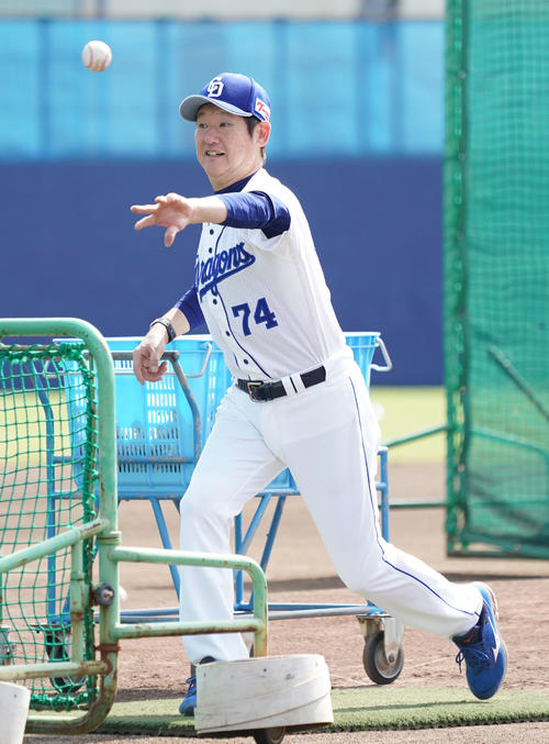 打撃投手を務める中日阿波野投手コーチ（撮影・森本幸一）